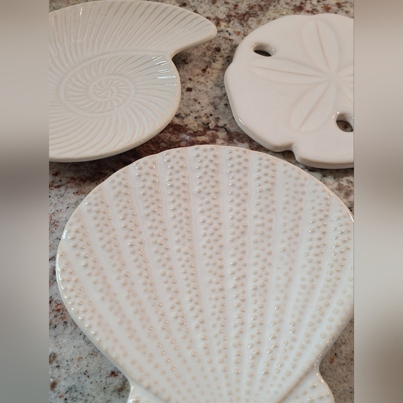 Coastal ivory seashell candle plates, set of 3 - Picture 2 of 10